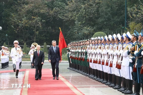 Tổng Bí thư, Chủ tịch nước Nguyễn Phú Trọng và Tổng thống Argentina Mauricio Macri duyệt đội danh dự Quân đội Nhân dân Việt Nam. Ảnh: Trí Dũng - TTXVN