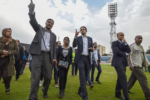 Các thành viên Liên đoàn bóng đá châu Phi kiểm tra sân vận động Alexandria. (Nguồn: AFP)