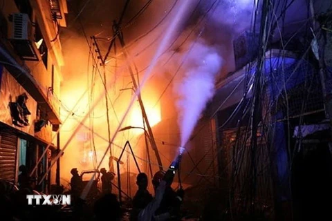 Hiện trường vụ hỏa hoạn tại Dhaka, Bangladesh, ngày 21/2. (Ảnh: Reuters/NDTV/TTXVN)
