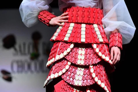 Một bộ váy bằng chocolate được giới thiệu tại hội chợ. (Nguồn: AFP)