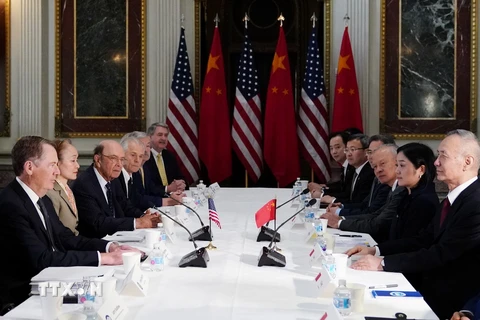 Đại diện Thương mại Mỹ Robert Lighthizer (trái) trong cuộc đàm phán thương mại với Phó Thủ tướng Trung Quốc Lưu Hạc (phải) tại Washington DC., ngày 21/2. (Ảnh: AFP/TTXVN)