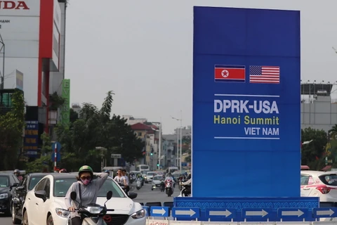 Pano chào mừng Hội nghị thượng đỉnh Mỹ - Triều Tiên trên các tuyến phố Hà Nội. (Ảnh: Trọng Đạt - TTXVN)