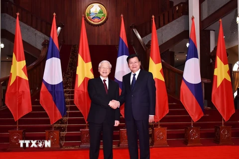 Tổng Bí thư, Chủ tịch nước Nguyễn Phú Trọng hội kiến với Thủ tướng Lào Thongloun Sisoulith. (Ảnh: Trí Dũng/TTXVN)
