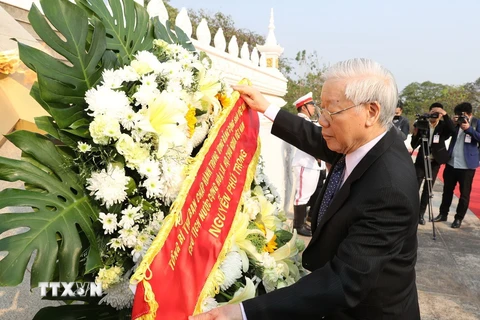 Tổng Bí thư, Chủ tịch nước Nguyễn Phú Trọng đến đặt vòng hoa tại Đài tưởng niệm các Anh hùng Liệt sỹ Lào. (Ảnh: Trí Dũng/TTXVN)