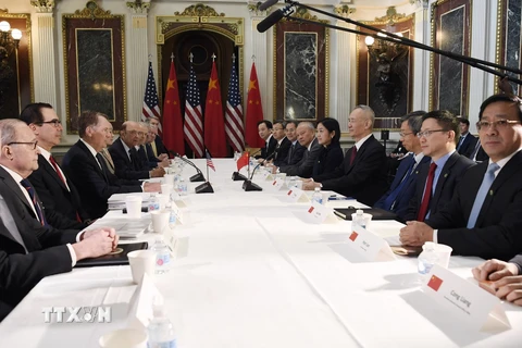 Bộ trưởng Tài chính Mỹ Steven Mnuchin (thứ 2, trái), Đại diện Thương mại Mỹ Robert Lighthizer (thứ 3, trái) trong cuộc đàm phán thương mại với phái đoàn Trung Quốc do Phó Thủ tướng Lưu Hạc (thứ 4, phải) dẫn đầu. (Ảnh: THX/TTXVN)