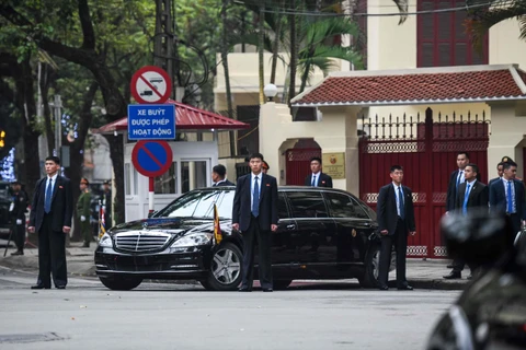 Chủ tịch Kim Jong-un thăm Đại sứ quán Triều Tiên tại Hà Nội. (Nguồn: AFP)