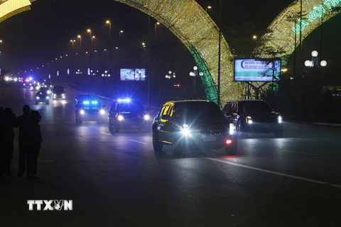 Đoàn xe hộ tống Tổng thống Mỹ Donal Trump từ sân bay Nội Bài về Trung tâm Hà Nội. (Ảnh: Dương Giang/TTXVN)