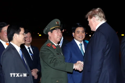 Chuyên cơ Air Force One của Tổng thống Donald Trump hạ cánh xuống sân bay quốc tế Nội Bài lúc 20 giờ 58 phút. (Ảnh: Phương Hoa/TTXVN) 