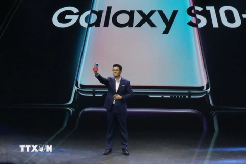 Tổng Giám đốc Samsung Vina Suh Kyung Wook giới thiệu phiên bản Galaxy S10 tại thị trường Việt Nam. (Ảnh: Tiến Lực/TTXVN)