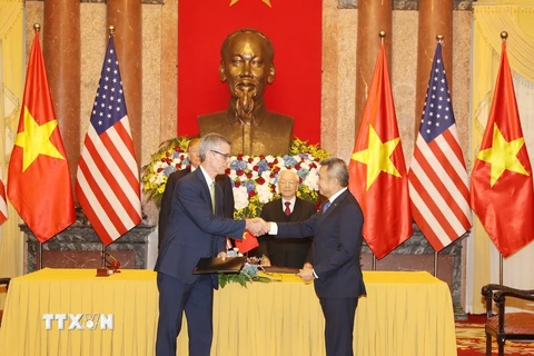 Lễ ký thỏa thuận hợp tác chiến lược trong lĩnh vực công nghệ thông tin hàng không giữa Việt Nam-Hoa Kỳ. (Ảnh: Trí Dũng/TTXVN)