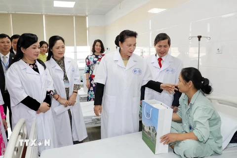 Chủ tịch Quốc hội Nguyễn Thị Kim Ngân tặng quà các bệnh nhân đang điều trị tại Bệnh viện Y học cổ truyền Trung ương. (Ảnh: Trọng Đức/TTXVN)