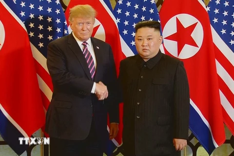 Tổng thống Mỹ Donald Trump và Chủ tịch Triều Tiên Kim Jong-un bắt tay nhau. (Ảnh: TTXVN)