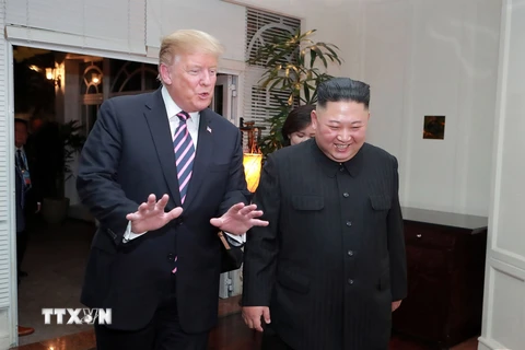 Tổng thống Mỹ Donald Trump (trái) và Chủ tịch Triều Tiên Kim Jong-un trong cuộc gặp đầu tiên ở Hà Nội ngày 27/2/2019. (Ảnh: AFP/TTXVN)