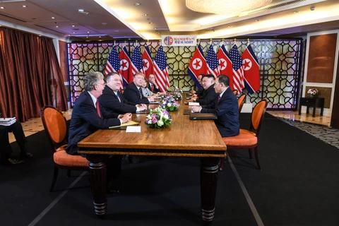 Tổng thống Mỹ Donald Trump và Chủ tịch Triều Tiên Kim Jong-un tại cuộc họp mở rộng. (Ảnh: AFP/TTXVN)