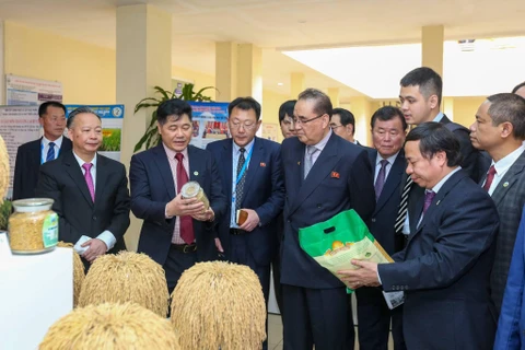 Phó Chủ tịch Đảng Lao động Triều Tiên ông Ri Su Yong thăm Viện Khoa học Nông nghiệp Việt Nam. (Ảnh: Minh Sơn/Vietnam+) 