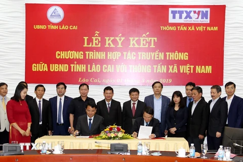Lễ ký kết hợp tác truyền thông giữa Ủy ban Nhân dân tỉnh Lào Cai với Thông tấn xã Việt Nam. (Ảnh: Quốc Khánh/TTXVN)