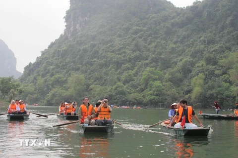 Đoàn phóng viên quốc tế tham quan Khu du lịch Tràng An, tỉnh Ninh Bình. (Ảnh: Hải Yến/TTXVN)