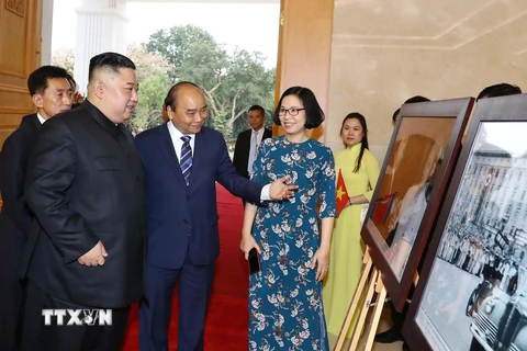 Thủ tướng Nguyễn Xuân Phúc và Chủ tịch Kim Jong-un đã tham quan trưng bày ảnh 'Quan hệ Việt Nam-Triều Tiên do Thông tấn xã Việt Nam thực hiện. (Ảnh: Thống Nhất/TTXVN)