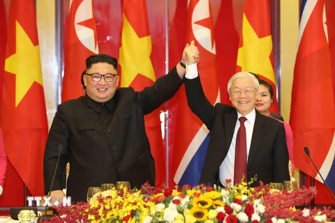 Tổng Bí thư, Chủ tịch nước Nguyễn Phú Trọng chào mừng Chủ tịch Triều Tiên Kim Jong-un. (Ảnh: Trí Dũng/TTXVN)