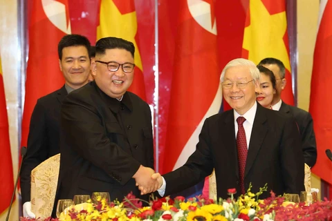 Tổng Bí thư, Chủ tịch nước Nguyễn Phú Trọng chào mừng Chủ tịch Triều Tiên Kim Jong-un. (Ảnh: Trí Dũng/TTXVN)