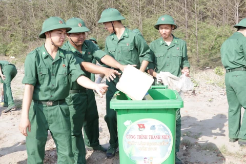 Bộ đội biên phòng tham gia dọn rác tại bãi biển. (Ảnh minh họa: Huỳnh Phúc Hậu/TTXVN)