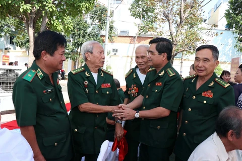 Đại tá Tô Danh Út, Chỉ huy trưởng Bộ đội Biên phòng Thành phố Hồ Chí Minh (thứ hai từ phải sang) gặp gỡ các cựu chiến binh Bộ đội Biên phòng. (Ảnh: Xuân Khu/TTXVN)