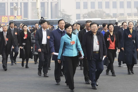 Các đại biểu tới dự Kỳ họp lần thứ hai, khóa XIII Hội nghị Chính trị Hiệp thương Nhân dân toàn quốc Trung Quốc tại Bắc Kinh ngày 3/3. (Ảnh: THX/ TTXVN)