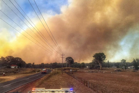 Khói bốc lên trong đám cháy ở Australia, ngày 13/2. (Ảnh: AFP/TTXVN)