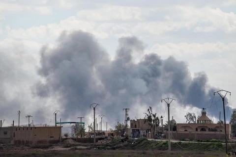 Khói bốc lên sau một cuộc không kích nhằm vào vị trí của IS tại làng Baghouz, tỉnh Deir Ezzor, miền đông Syria, ngày 2/3/2019. (Ảnh: AFP/TTXVN)