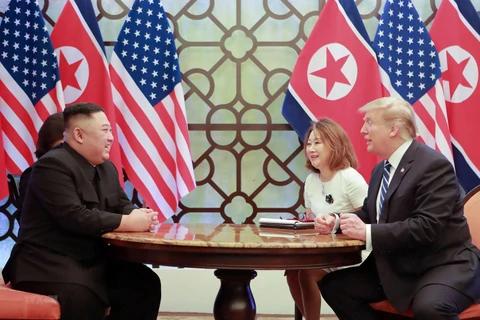 Tổng thống Mỹ Donald Trump (phải) và Chủ tịch Triều Tiên Kim Jong-un tại hội nghị thượng đỉnh Mỹ-Triều lần hai ở Hà Nội ngày 28/2/2019. Ảnh: AFP/TTXVN