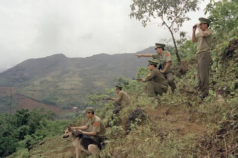 Chiến sỹ Đồn Biên phòng Simacai (Lào Cai) tuần tra bảo vệ biên giới. (Ảnh: Nhan Sáng/TTXVN)