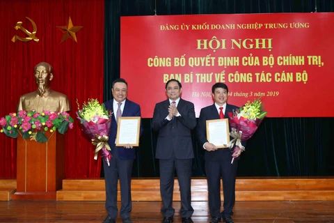 Ông Phạm Minh Chính trao quyết định của Bộ Chính trị cho ông Y Thanh Hà Niê Kđăm (bên phải) và ông Trần Sỹ Thanh (bên trái). (Ảnh: Phương Hoa/TTXVN)