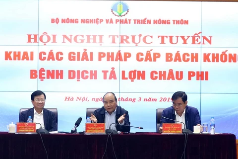 Thủ tướng Nguyễn Xuân Phúc, Phó Thủ tướng Trịnh Đình Dũng và Bộ trưởng Nguyễn Xuân Cường chủ trì hội nghị. (Ảnh: Thống Nhất/TTXVN)