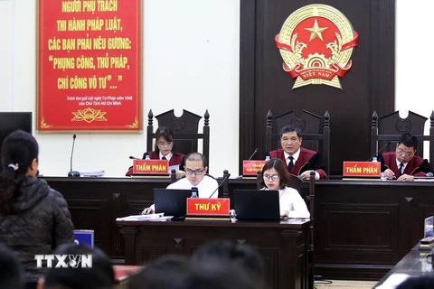 Thẩm phán Nguyễn Vinh Quang chủ tọa phiên tòa. (Ảnh: Trung Kiên/TTXVN)