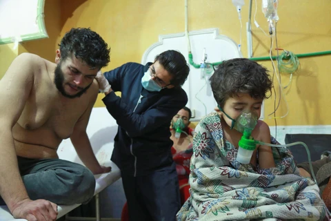 Điều trị cho người dân Syria nghi bị nhiễm khí độc trong vụ tấn công được cho là sử dụng vũ khí hóa học ở Đông Ghouta, Syria. (Nguồn: AFP/ TTXVN)
