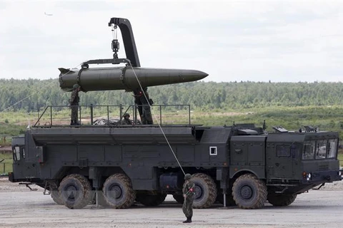 Hệ thống tên lửa đạn đạo Novator 9M729 của Nga được giới thiệu tại Diễn đàn kỹ thuật-quân sự quốc tế ở Kubinka, ngoại ô Moskva ngày 17/6/2015. (Ảnh: Reuters/TTXVN)