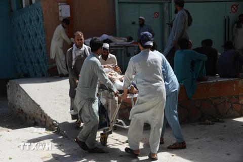 Chuyển nạn nhân bị thương trong một vụ tấn công liều chết tại Jalalabad ngày 12/9/2018. (Ảnh: AFP/TTXVN)