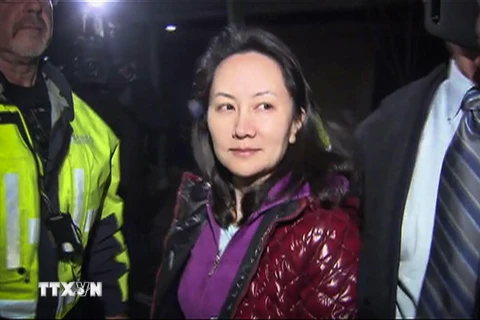 Giám đốc Tài chính của Tập đoàn Huawei, bà Mạnh Vãn Châu, rời khỏi tòa án tối cao ở Vancouver, Canada ngày 11/12/2018. (Ảnh: AFP/TTXVN)