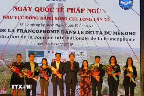 Tặng hoa cho các tổ chức, cá nhân có nhiều đóng góp cho hoạt động kết nối Pháp-Việt. (Ảnh: Ánh Tuyết/TTXVN)