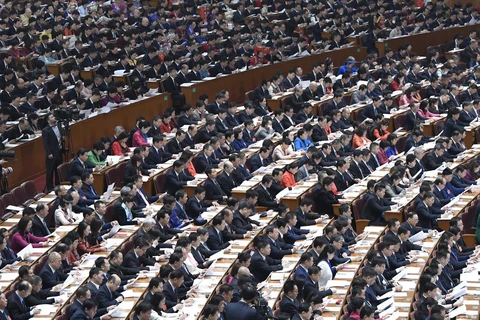 Các đại biểu tham dự buổi khai mạc Kỳ họp thứ hai Quốc hội Trung Quốc khóa 13 diễn ra ở thủ đô Bắc Kinh ngày 5/3. (Ảnh: THX/TTXVN)