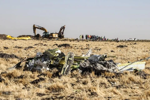 Hiện trường vụ rơi máy bay Boeing 737-8 MAX của Hãng hàng không Ethiopian Airlines tại thị trấn Bishoftu ngày 11/3/2019. (Ảnh: AFP/TTXVN)