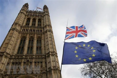 Cờ Anh (phía trên) và cờ EU (phía dưới) bên ngoài tòa nhà Quốc hội ở London. (Ảnh: THX/TTXVN)