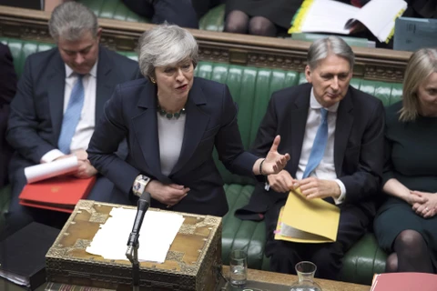Thủ tướng Anh Theresa May (giữa) cảnh báo nước Anh sẽ phải đối mặt với việc trì hoãn Brexit dài ngày. (Nguồn: AFP/TTXVN)