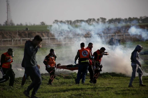 Chuyển người biểu tình Palestine bị thương trong cuộc xung đột ở khu vực biên giới Israel-Gaza ngày 8/2/2019. (Ảnh: THX/TTXVN)