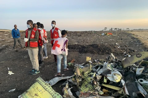 Lực lượng cứu hộ làm nhiệm vụ tại hiện trường vụ rơi máy bay của hãng hàng không Ethiopian Airlines ở Ethiopia. (Ảnh: THX/TTXVN)