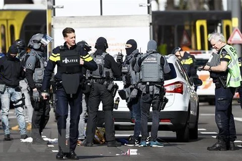 Cảnh sát điều tra tại hiện trường vụ xả súng ở 24 Oktoberplace, Utrecht, Hà Lan, ngày 18/3/2019. (Nguồn: AFP/ TTXVN)