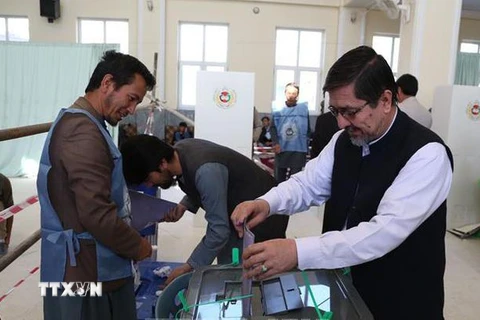 Cử tri bỏ phiếu tại một điểm bầu cử trong cuộc bầu cử Quốc hội tại Kabul, Afghanistan ngày 21/10/2018. (Ảnh: THX/TTXVN)