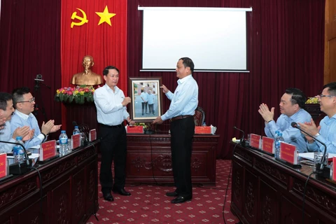 Ông Nguyễn Đức Lợi, Ủy viên Trung ương Đảng, Tổng Giám đốc Thông tấn xã Việt Nam trao tặng bức ảnh cho tỉnh Bắc Kạn. (Ảnh: Vũ Hoàng Giang/TTXVN)