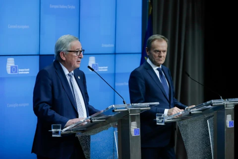 Chủ tịch Ủy ban châu Âu Jean-Claude Juncker (trái) và Chủ tịch Hội đồng châu Âu Donald Tusk (phải) trong cuộc họp báo tại Hội nghị thượng đỉnh EU ở Brussels, Bỉ. (Ảnh: AFP/TTXVN)