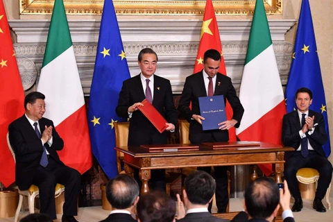 Lãnh đạo Trung Quốc và Italy chứng kiến lễ ký kết. (Nguồn: AFP)